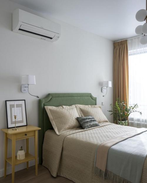 Владелица однокомнатной квартиры в ЖК Гринада в Москве хотела оформить интерьер с использованием ярких цветов, но при этом не перегрузить его. 05