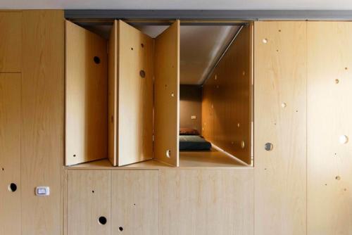 Архитекторы студии Planair представили проект квартиры - трансформера в Милане, Италия. 06