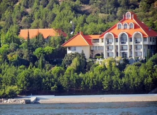 Какой не советской роскошью отличалась дача горбачева в форосе. 01