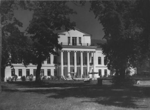 Усадьба суханово.  В допетровские времена эти земли на высоком берегу реки гвоздянки были издревле царской вотчиной. 04