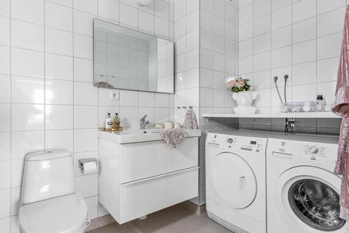 Розовый цвет в разных количествах присутствует в оформлении каждого помещения в этой небольшой шведской квартире в 63 кв. 05