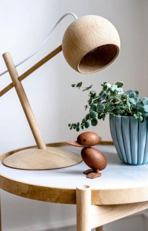 Светлое дерево и закругленные формы часто встречаются в скандинавских дизайнах подвесных ламп и красивых маленьких светильников. 01