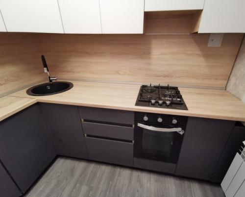 Для любителей спокойствия и утонченности в интерьере кухни, сочетание белого и серого, пожалуй, будет беспроигрышным вариантом. 03