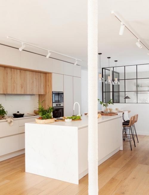 Уютный дизайн интерьера просторной кухни - гостиной в целом конечно ничего сверхъестественного и необычного, не прям вау и не удивляет но! 01