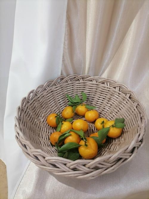 Фруктовница из бумажной лозы - это стильное и экологичное изделие, которое отлично впишется в интерьер кухни или гостиной. 02