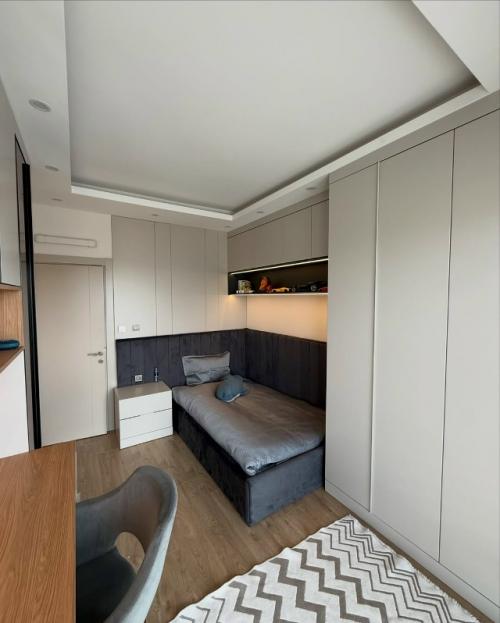 Интерьер детской выполнен в современном минималистичном стиле с продуманной функциональностью и спокойной, тёплой атмосферой. 08