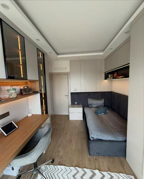 Интерьер детской выполнен в современном минималистичном стиле с продуманной функциональностью и спокойной, тёплой атмосферой. 01