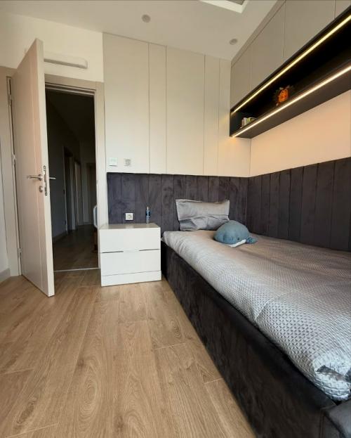 Интерьер детской выполнен в современном минималистичном стиле с продуманной функциональностью и спокойной, тёплой атмосферой. 09