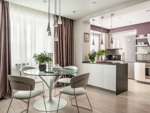 Светлый интерьер кухни, объединенной с гостиной, в квартире площадью 65 кв. 06