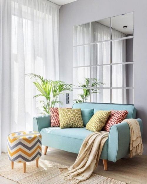 Яркая кухня!  А защитное стекло на стене отличной идеей кажется. 02