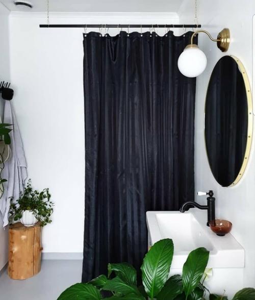 Маленькая черная печь, обои в цветочек, старая мебель, скатерть в горошек, винтажные детали - такое ощущение, что этот интерьер застыл вне времени. 08