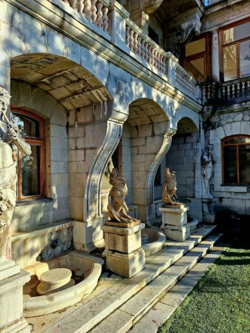 Массандровский дворец, который часто называют Крымским Версалем или французским замком. 03 Массандровский дворец, который часто называют Крымским Версалем или французским замком. 03