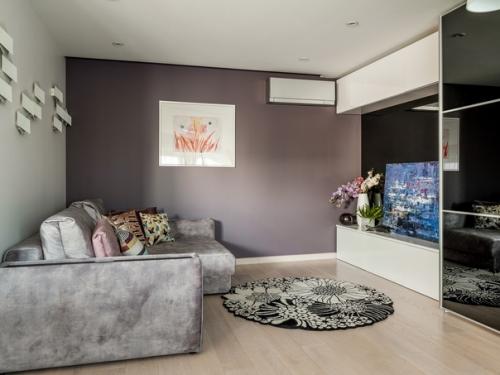 Светлый интерьер кухни, объединенной с гостиной, в квартире площадью 65 кв. 05