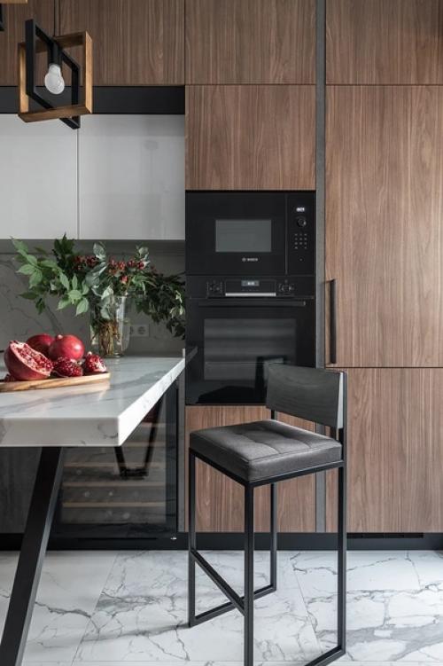 Интерьер кухни. На кухне сделали полубарный стол вместо обеденного. 01