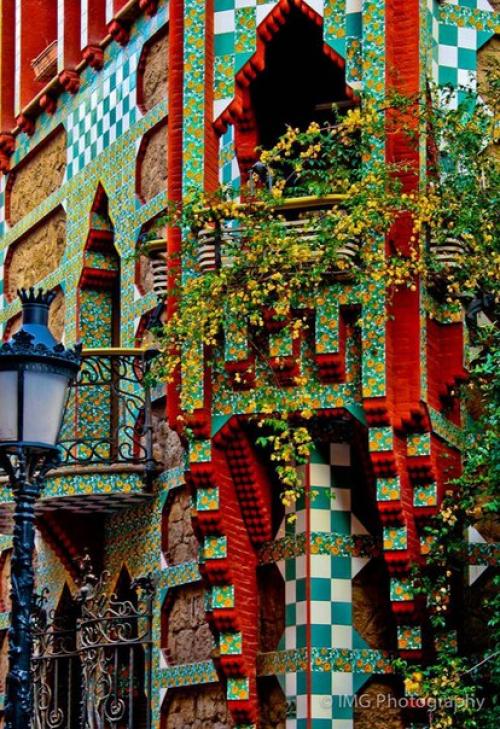 Дом висенс был первой значительной работой Антонио гауди. 05