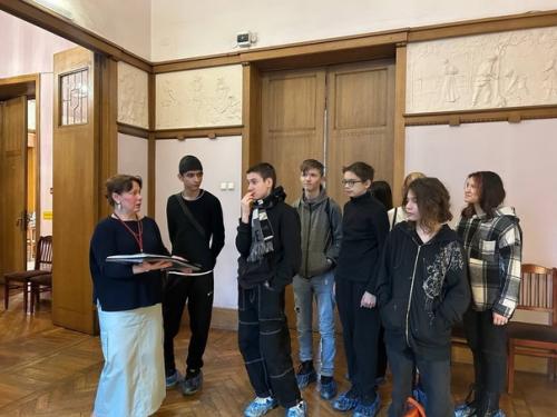 15 марта учащиеся 8 б класса с классным руководителем Хакимовой а. в. посетили детскую центральную библиотеку истории и культуры Санкт-петербурга. 07