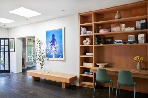 Современная лаконичность и очарование старины гармонично сочетаются в обновленном кирпичном особняке, построенном в 1925 году. 04