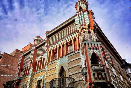 Дом висенс был первой значительной работой Антонио гауди. 04