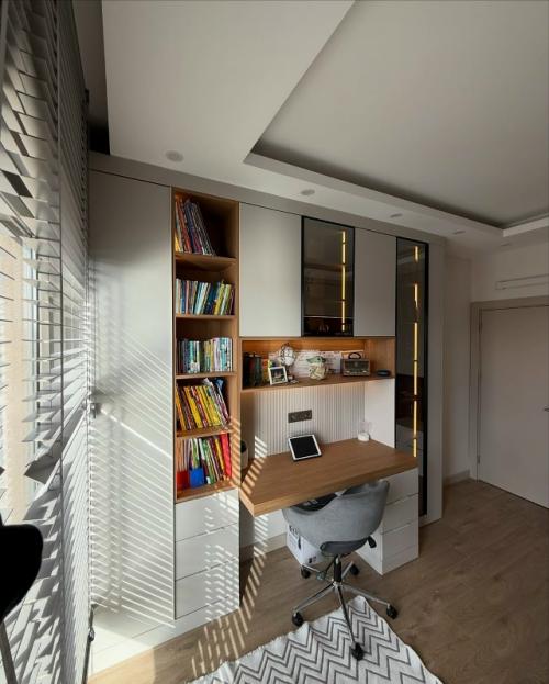 Интерьер детской выполнен в современном минималистичном стиле с продуманной функциональностью и спокойной, тёплой атмосферой. 07