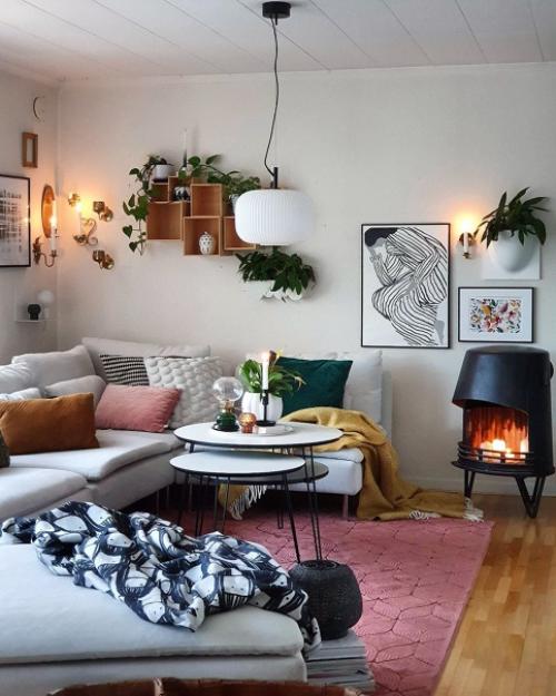 Маленькая черная печь, обои в цветочек, старая мебель, скатерть в горошек, винтажные детали - такое ощущение, что этот интерьер застыл вне времени. 03