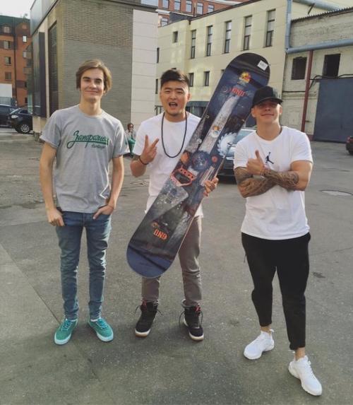 Charter 33.  Выйдя из подъезда я крепко держала Никиту за руку, а он вёл меня к транспорту. 05