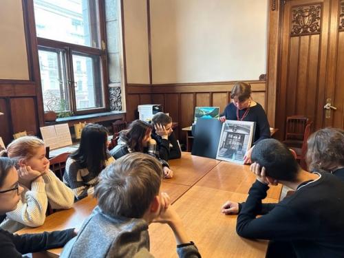 15 марта учащиеся 8 б класса с классным руководителем Хакимовой а. в. посетили детскую центральную библиотеку истории и культуры Санкт-петербурга. 06