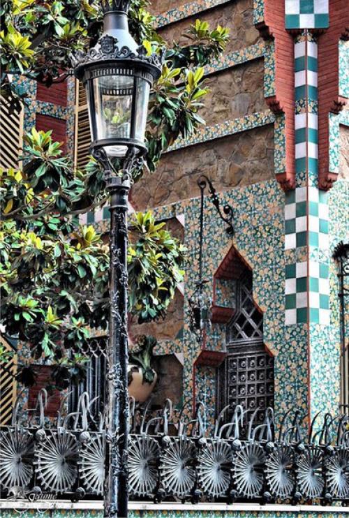 Дом висенс был первой значительной работой Антонио гауди. 02