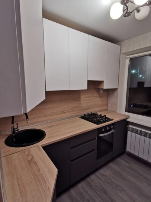 Для любителей спокойствия и утонченности в интерьере кухни, сочетание белого и серого, пожалуй, будет беспроигрышным вариантом. 01