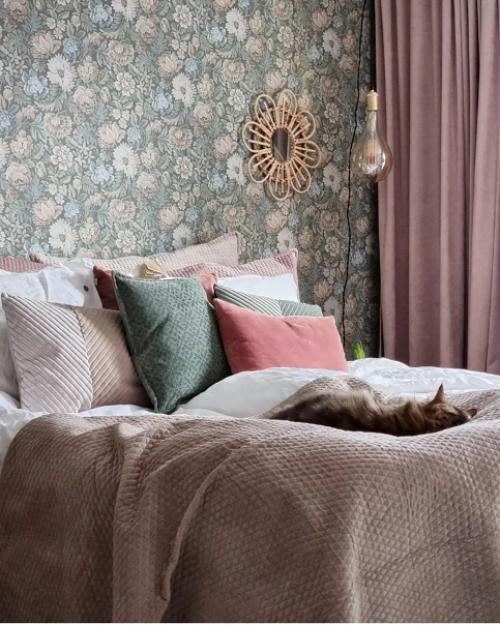 Маленькая черная печь, обои в цветочек, старая мебель, скатерть в горошек, винтажные детали - такое ощущение, что этот интерьер застыл вне времени. 07