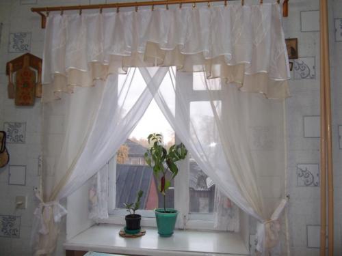 Шторы для кухни - это огромный размах фантазии хозяек, которые очень много времени проводят именно на кухне. 06