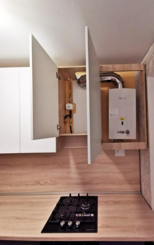 Для любителей спокойствия и утонченности в интерьере кухни, сочетание белого и серого, пожалуй, будет беспроигрышным вариантом. 02