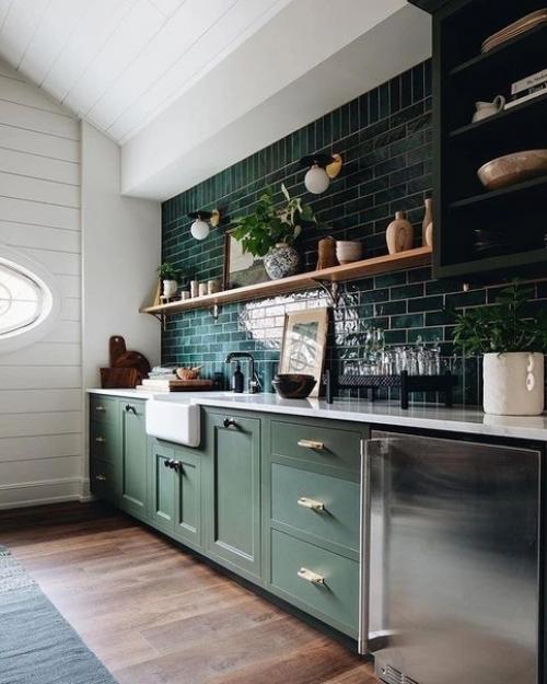 Темно-зеленый + растения + черный - очень необычный вариант для дизайна кухни. 03