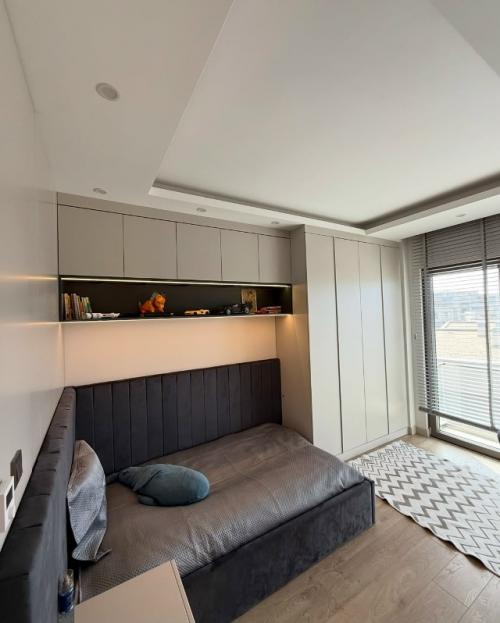 Интерьер детской выполнен в современном минималистичном стиле с продуманной функциональностью и спокойной, тёплой атмосферой. 02