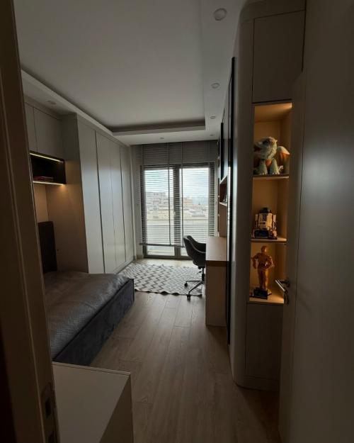 Интерьер детской выполнен в современном минималистичном стиле с продуманной функциональностью и спокойной, тёплой атмосферой.  