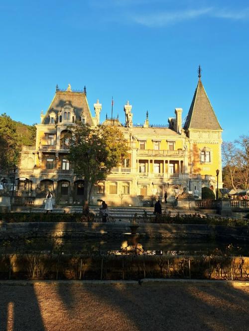 Массандровский дворец, который часто называют Крымским Версалем или французским замком. 01 Массандровский дворец, который часто называют Крымским Версалем или французским замком. 01