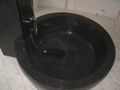 Удивительная работа!  Кажется, получилось очень красиво и второй такой душевой точно не встретишь. 08