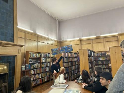 15 марта учащиеся 8 б класса с классным руководителем Хакимовой а. в. посетили детскую центральную библиотеку истории и культуры Санкт-петербурга. 01