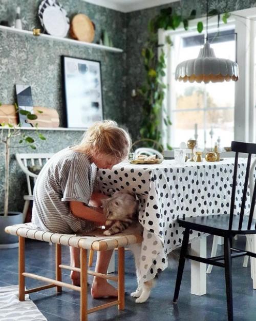 Маленькая черная печь, обои в цветочек, старая мебель, скатерть в горошек, винтажные детали - такое ощущение, что этот интерьер застыл вне времени. 06