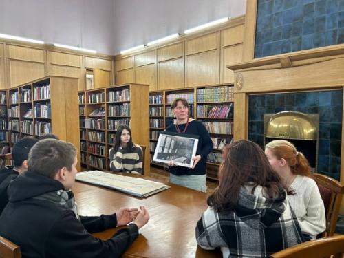 15 марта учащиеся 8 б класса с классным руководителем Хакимовой а. в. посетили детскую центральную библиотеку истории и культуры Санкт-петербурга. 03