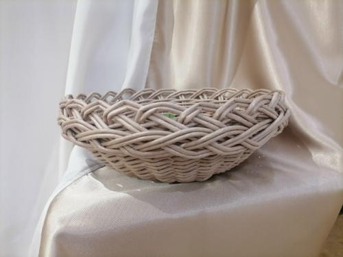 Фруктовница из бумажной лозы - это стильное и экологичное изделие, которое отлично впишется в интерьер кухни или гостиной. 03