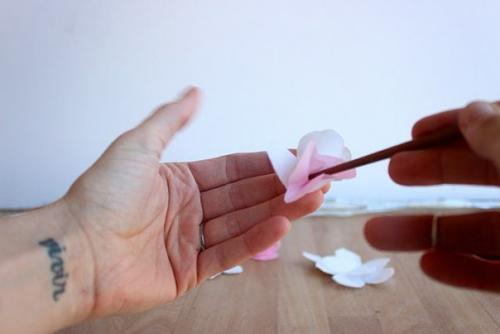 Веточка светящейся цветущей вишни из бумаги. 04