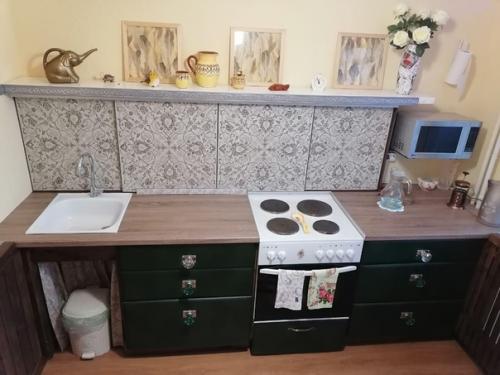 Здравствуйте!  Прошу вашему вниманию мою маленькую кухню Своими Руками. 01