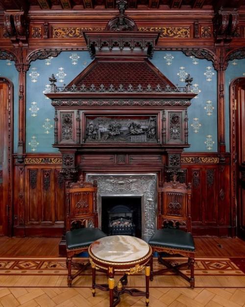 Шикарный интерьер находится в доме Елисеевых на невском проспекте - ореховая гостиная, выполненная в стиле французского ренессанса. 04