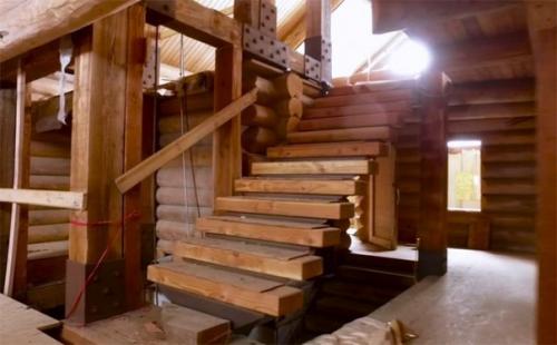 Мужчина в одиночку построил массивную хижину высотой 55 метров в лесах Аляски. 06