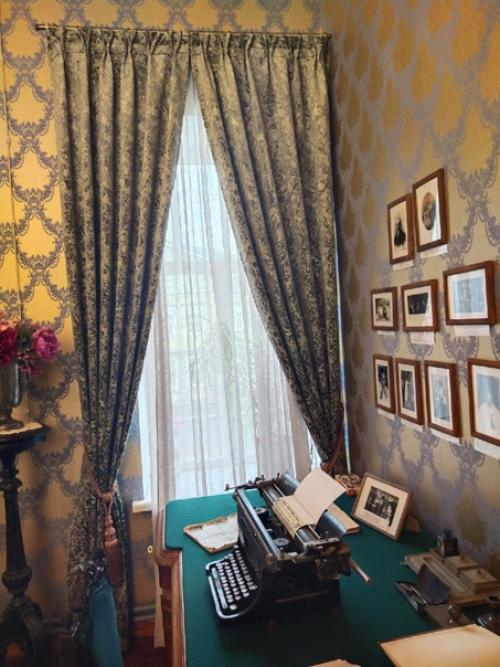 Работаю напротив знаменитого в Вологде Дома с Лилиями. 01