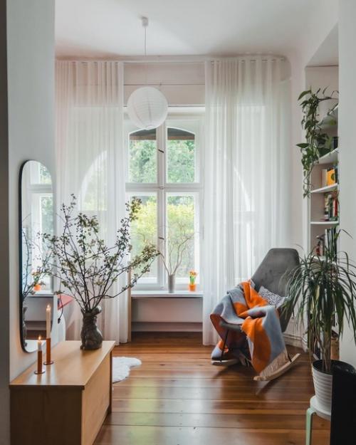 Когда погода в Берлине не радует, хозяйка этой стильной квартиры добавляет в интерьер цвета с помощью текстиля и аксессуаров! 01