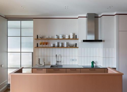 Какой интересный интерьер с ненавязчивым акцентом цвета фуксии. 01