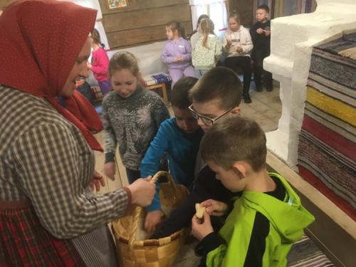 Классная поездка!  Ученики 1 в класса с классным руководителем и родителями посетили архитектурно - этнографический музей Семёнково. 07