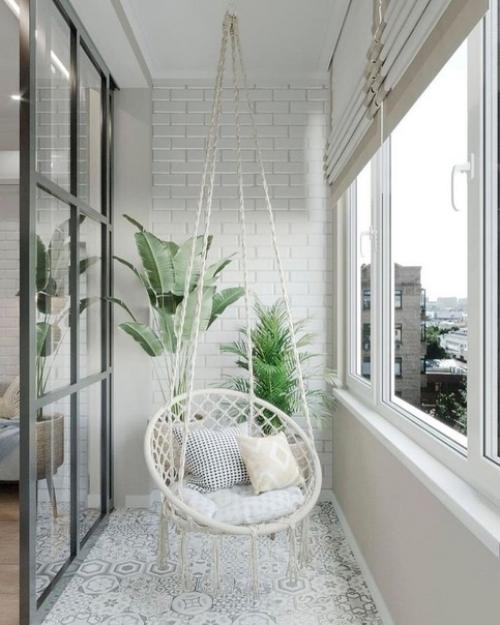 Балконы в квартире часто становятся местом, которое используется в качестве склада. 06