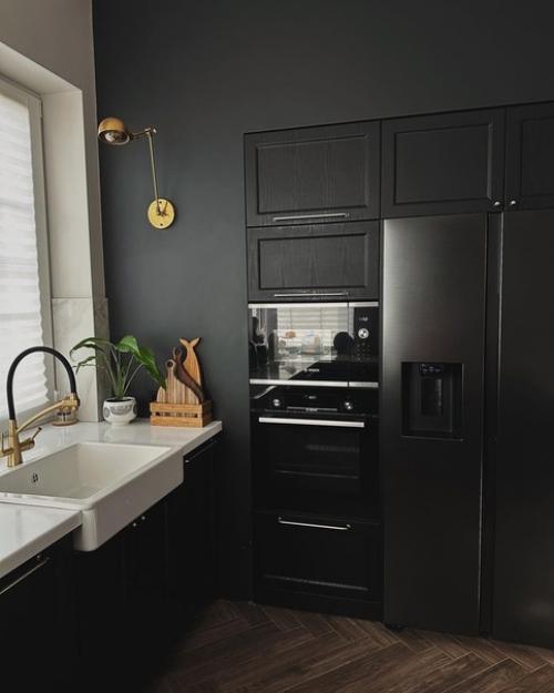 Эстетика нетипичного интерьера с черными стенами и уютными деталями Ксюши Kseniyafilimonova. 08